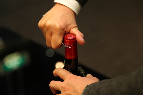 ワイン コルク栓 の開け方 ソムリエナイフでスタイリッシュに抜栓しよう 公式 ワイングラスの名門ブランド Riedel リーデル