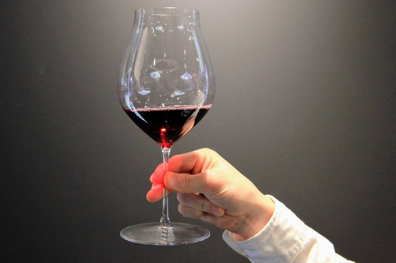 リーデル わいん部 011 スムーズにワインが回る スワリングの３つのコツ 公式 ワイングラスの名門ブランド Riedel リーデル